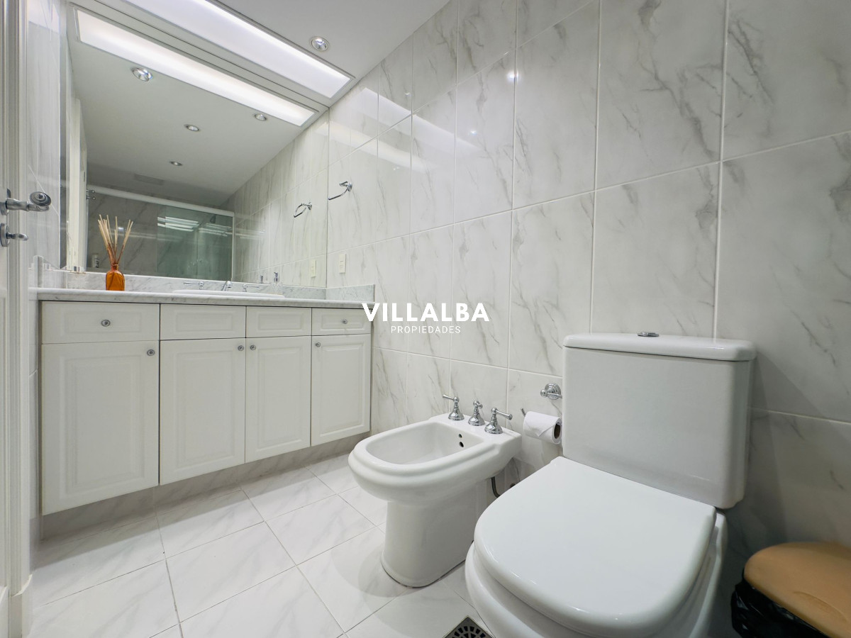 Apartamento ID.3842 - Apartamento en VENTA, 3 dormitorios en suite, Primera linea de la playa mansa.