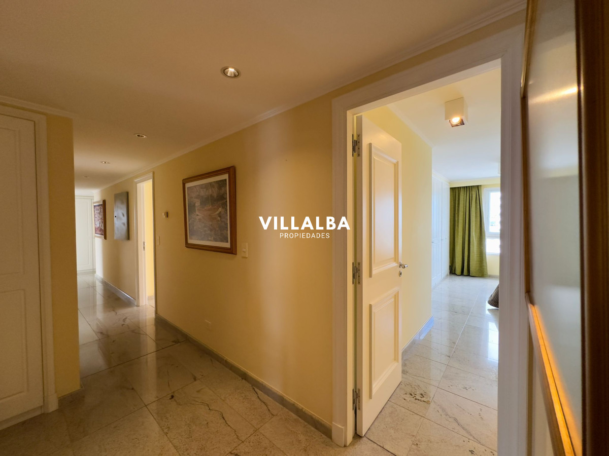 Apartamento ID.3842 - Apartamento en VENTA, 3 dormitorios en suite, Primera linea de la playa mansa.