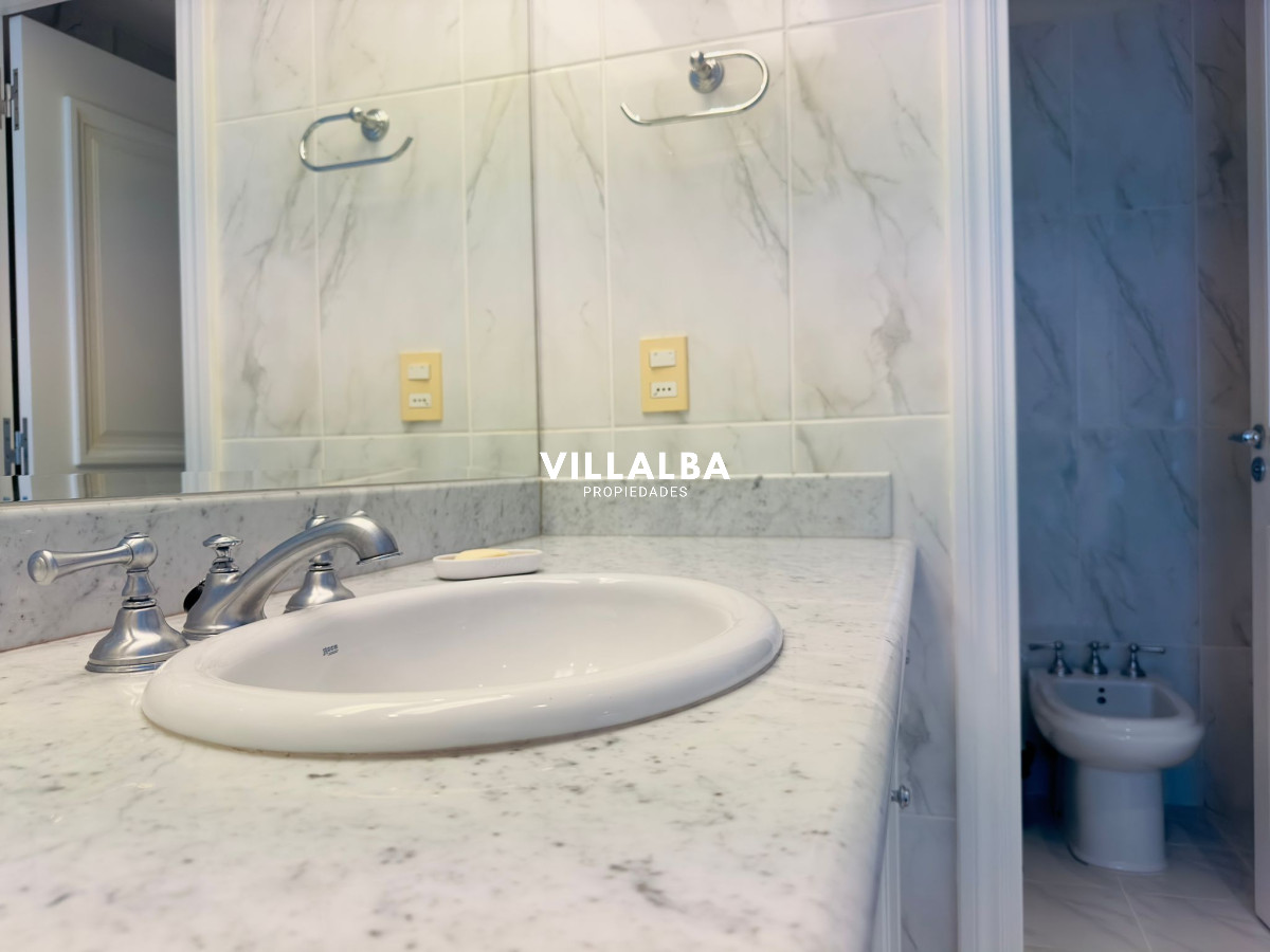 Apartamento ID.3842 - Apartamento en VENTA, 3 dormitorios en suite, Primera linea de la playa mansa.