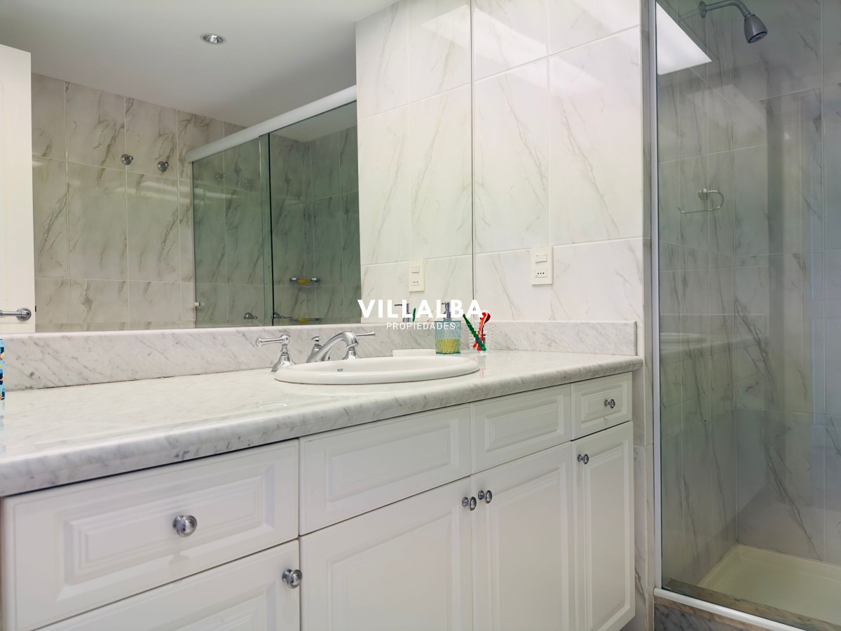 Apartamento ID.3842 - Apartamento en VENTA, 3 dormitorios en suite, Primera linea de la playa mansa.