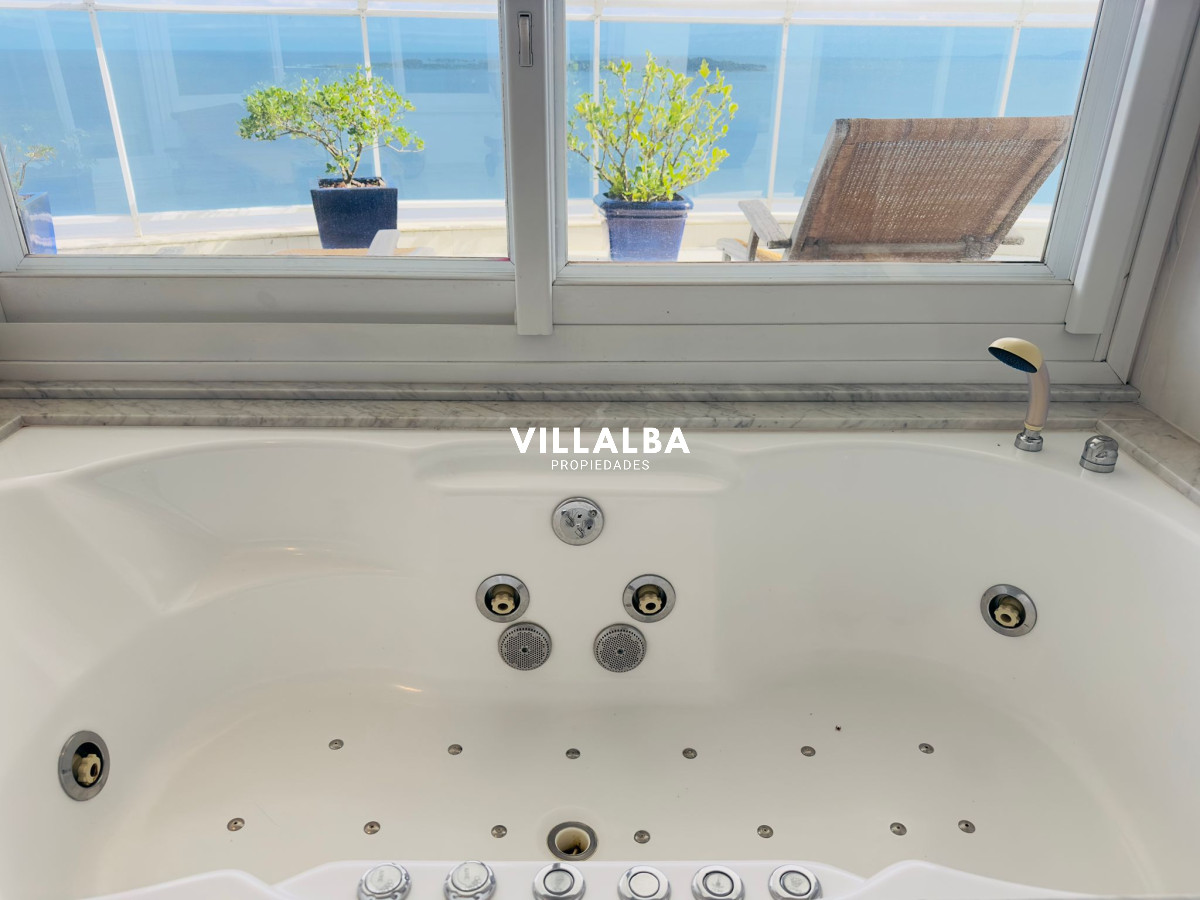 Apartamento ID.3842 - Apartamento en VENTA, 3 dormitorios en suite, Primera linea de la playa mansa.