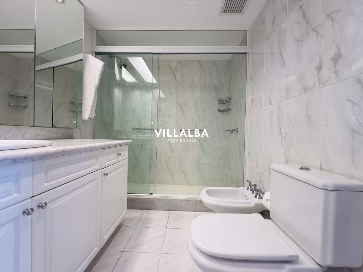 Apartamento ID.3842 - Apartamento en VENTA, 3 dormitorios en suite, Primera linea de la playa mansa.