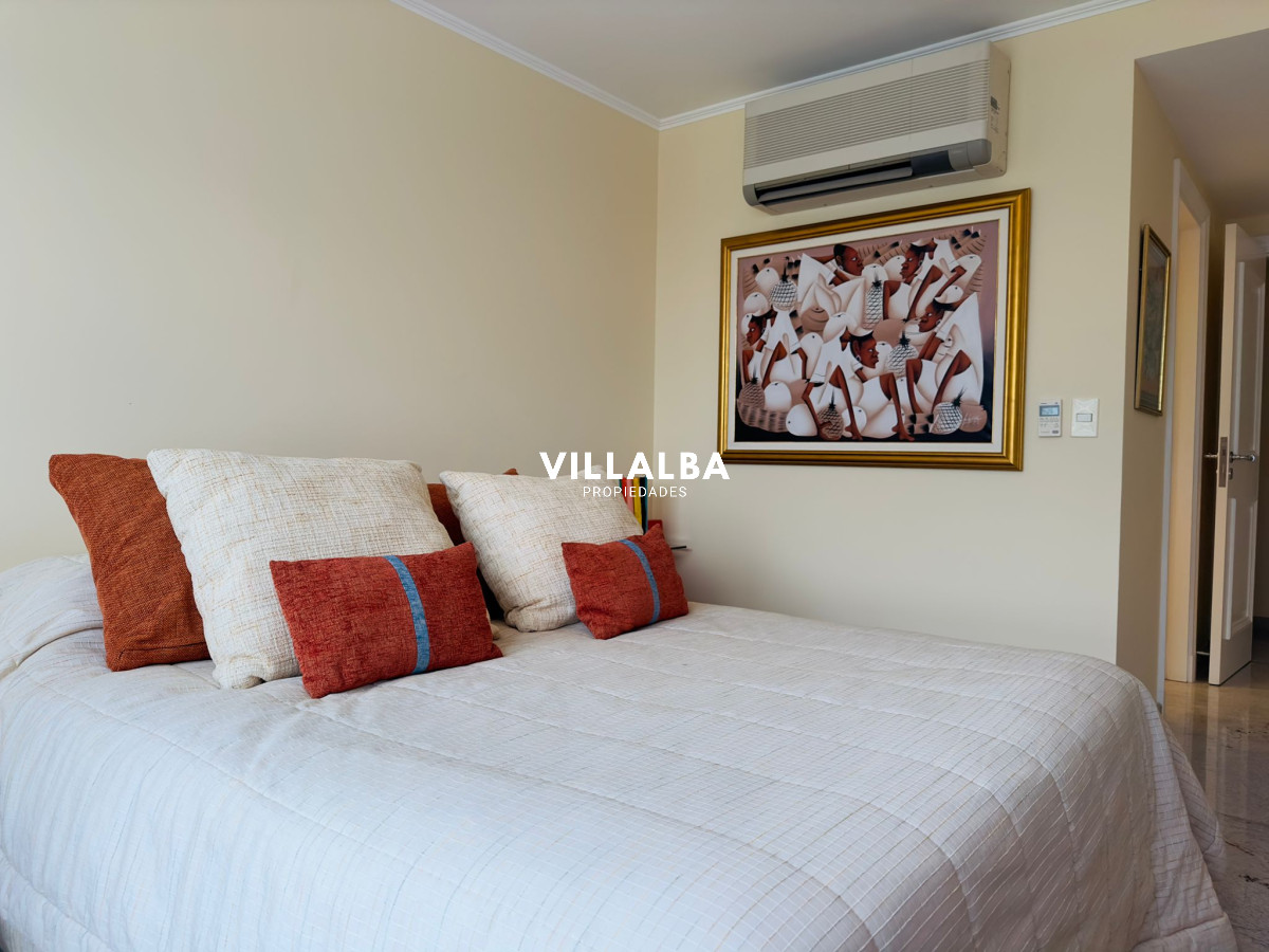 Apartamento ID.3842 - Apartamento en VENTA, 3 dormitorios en suite, Primera linea de la playa mansa.