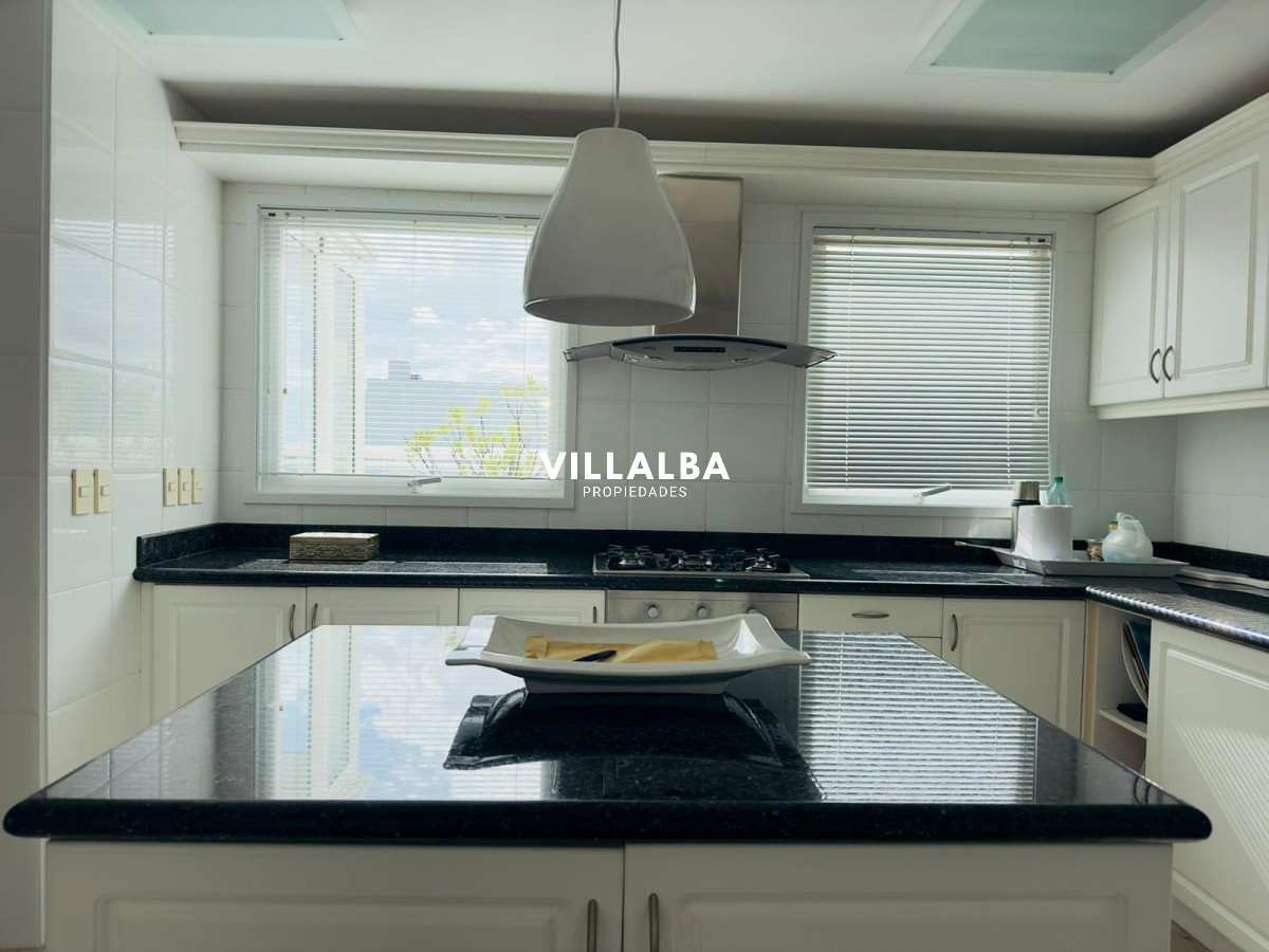 Apartamento ID.3842 - Apartamento en VENTA, 3 dormitorios en suite, Primera linea de la playa mansa.