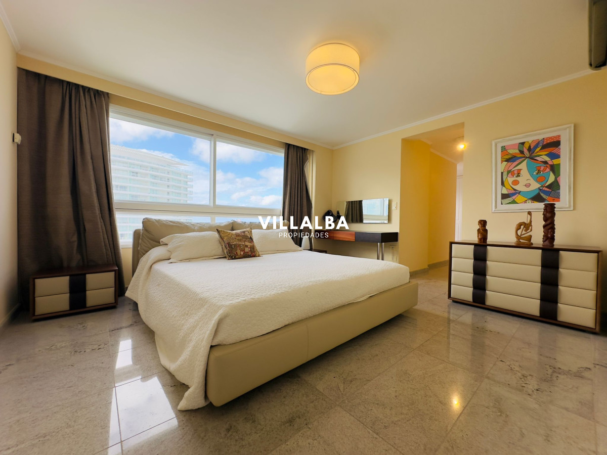 Apartamento ID.3842 - Apartamento en VENTA, 3 dormitorios en suite, Primera linea de la playa mansa.