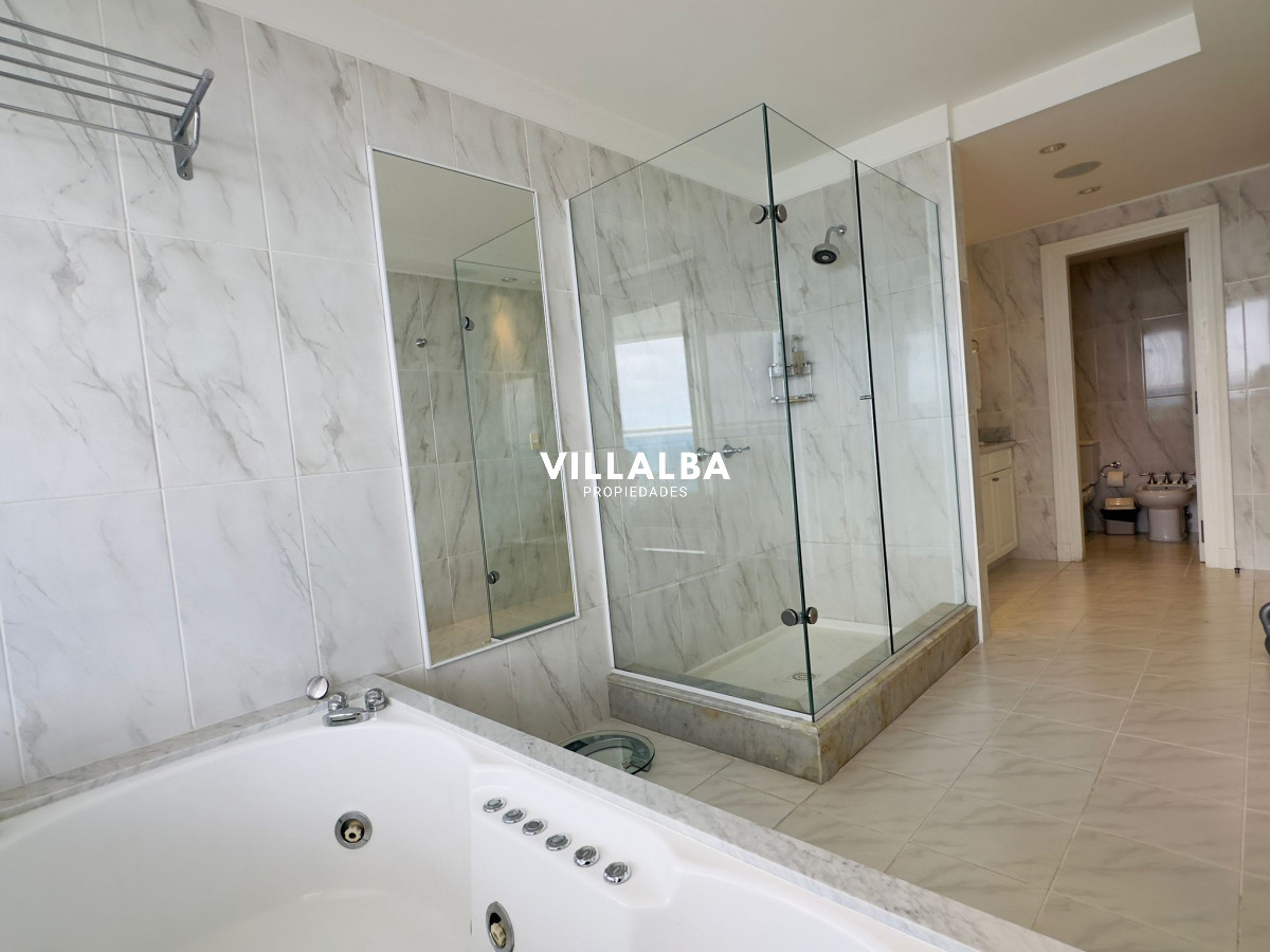 Apartamento ID.3842 - Apartamento en VENTA, 3 dormitorios en suite, Primera linea de la playa mansa.