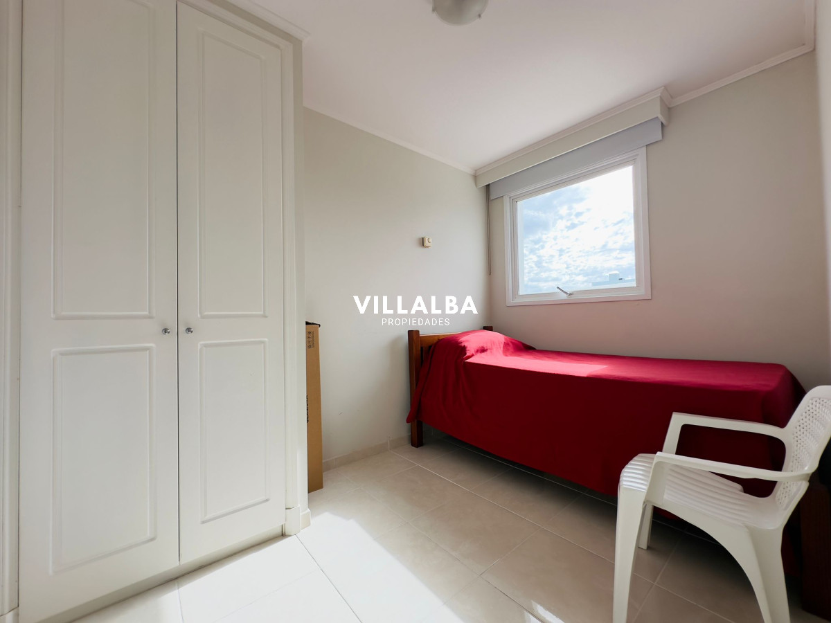 Apartamento ID.3842 - Apartamento en VENTA, 3 dormitorios en suite, Primera linea de la playa mansa.