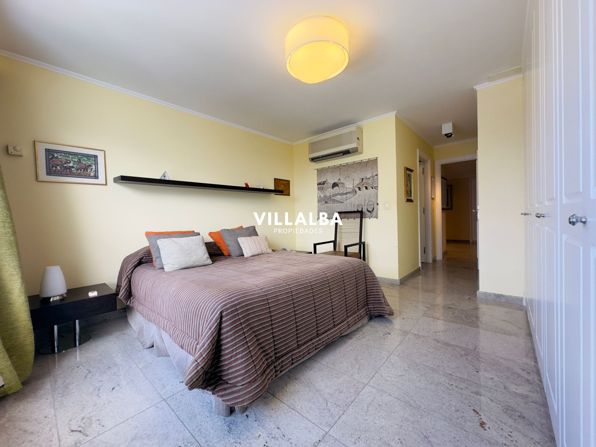 Apartamento ID.3842 - Apartamento en VENTA, 3 dormitorios en suite, Primera linea de la playa mansa.