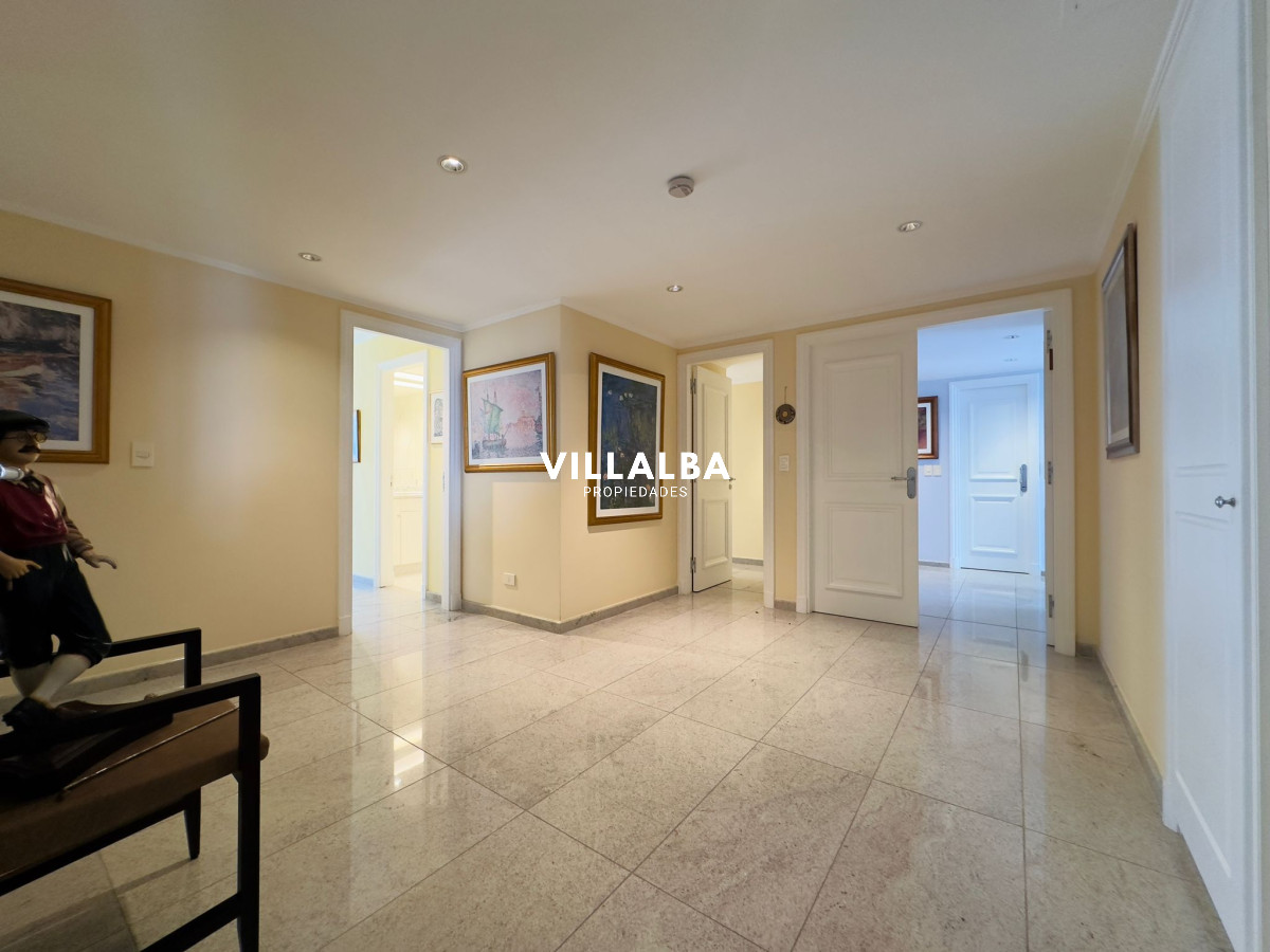 Apartamento ID.3842 - Apartamento en VENTA, 3 dormitorios en suite, Primera linea de la playa mansa.