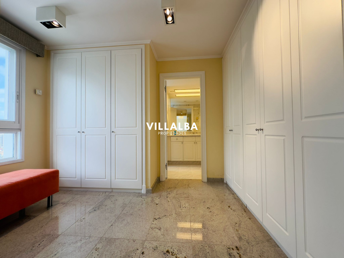 Apartamento ID.3842 - Apartamento en VENTA, 3 dormitorios en suite, Primera linea de la playa mansa.