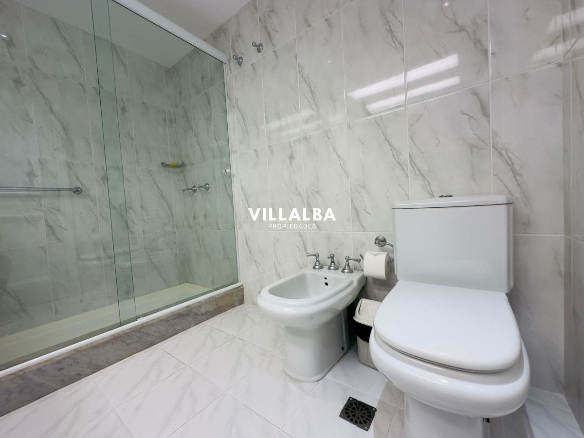 Apartamento ID.3842 - Apartamento en VENTA, 3 dormitorios en suite, Primera linea de la playa mansa.