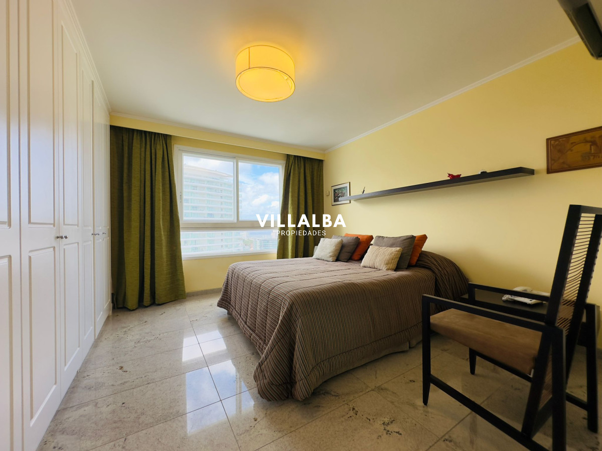 Apartamento ID.3842 - Apartamento en VENTA, 3 dormitorios en suite, Primera linea de la playa mansa.