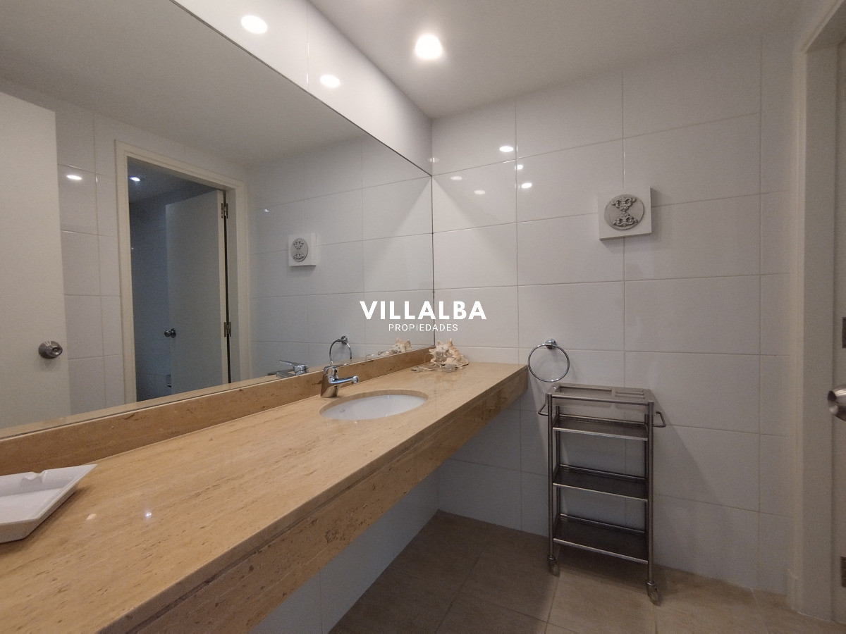 Apartamento ID.3924 - Alquiler y venta de apartamento de 3 dormitorios en Punta del Este