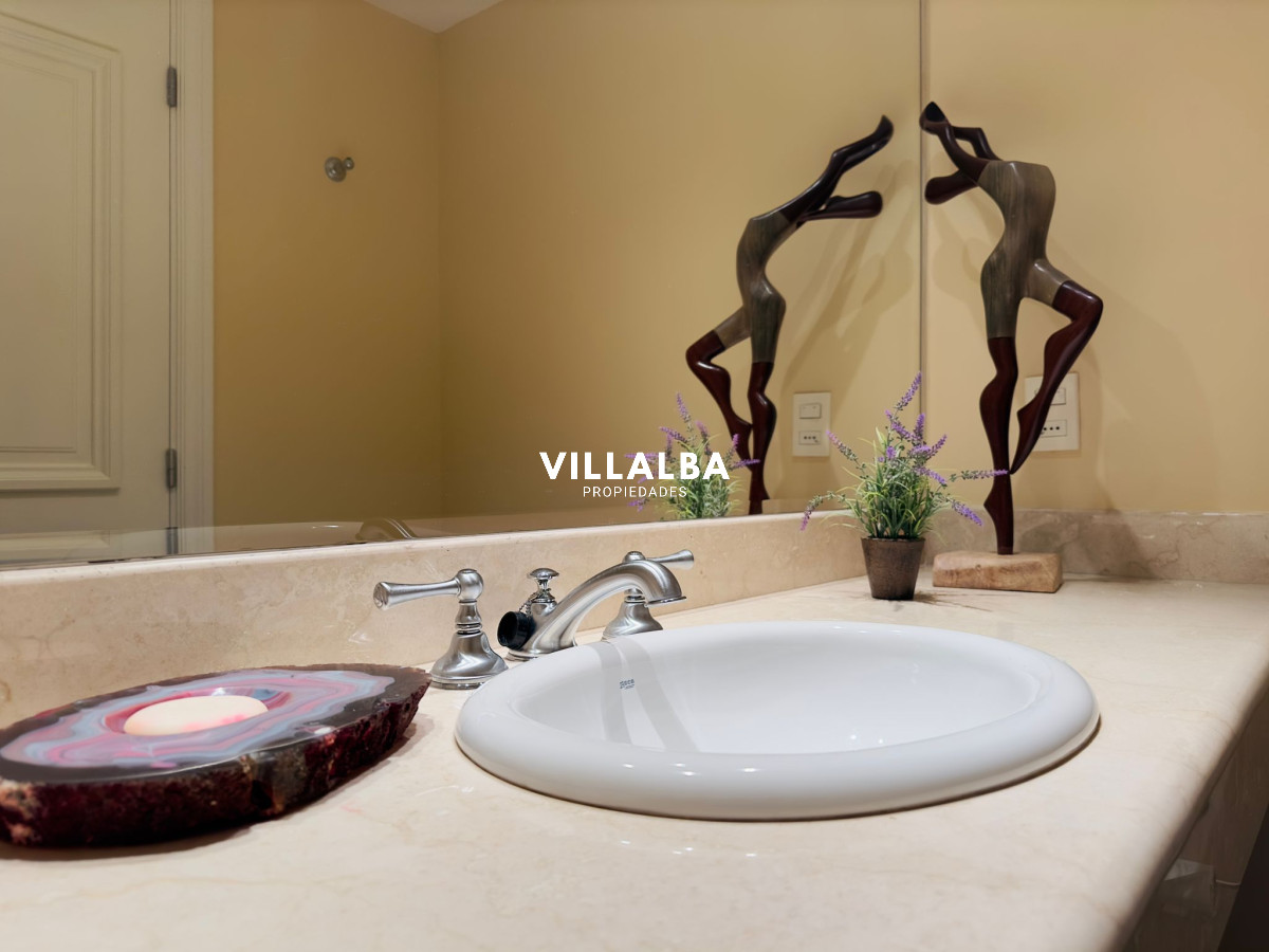 Apartamento ID.3842 - Apartamento en VENTA, 3 dormitorios en suite, Primera linea de la playa mansa.