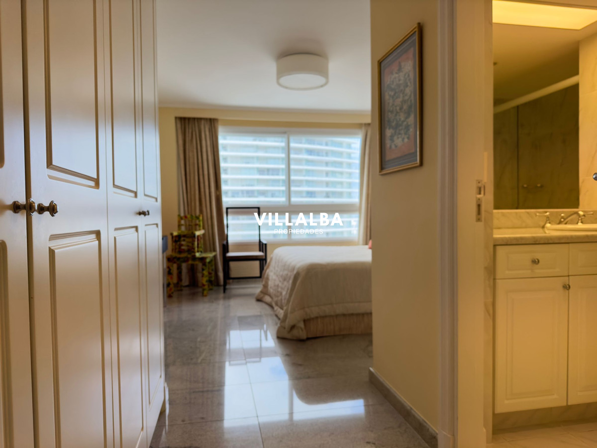 Apartamento ID.3842 - Apartamento en VENTA, 3 dormitorios en suite, Primera linea de la playa mansa.