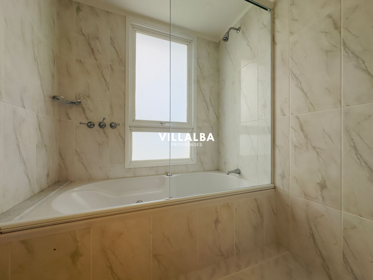 Apartamento ID.3842 - Apartamento en VENTA, 3 dormitorios en suite, Primera linea de la playa mansa.