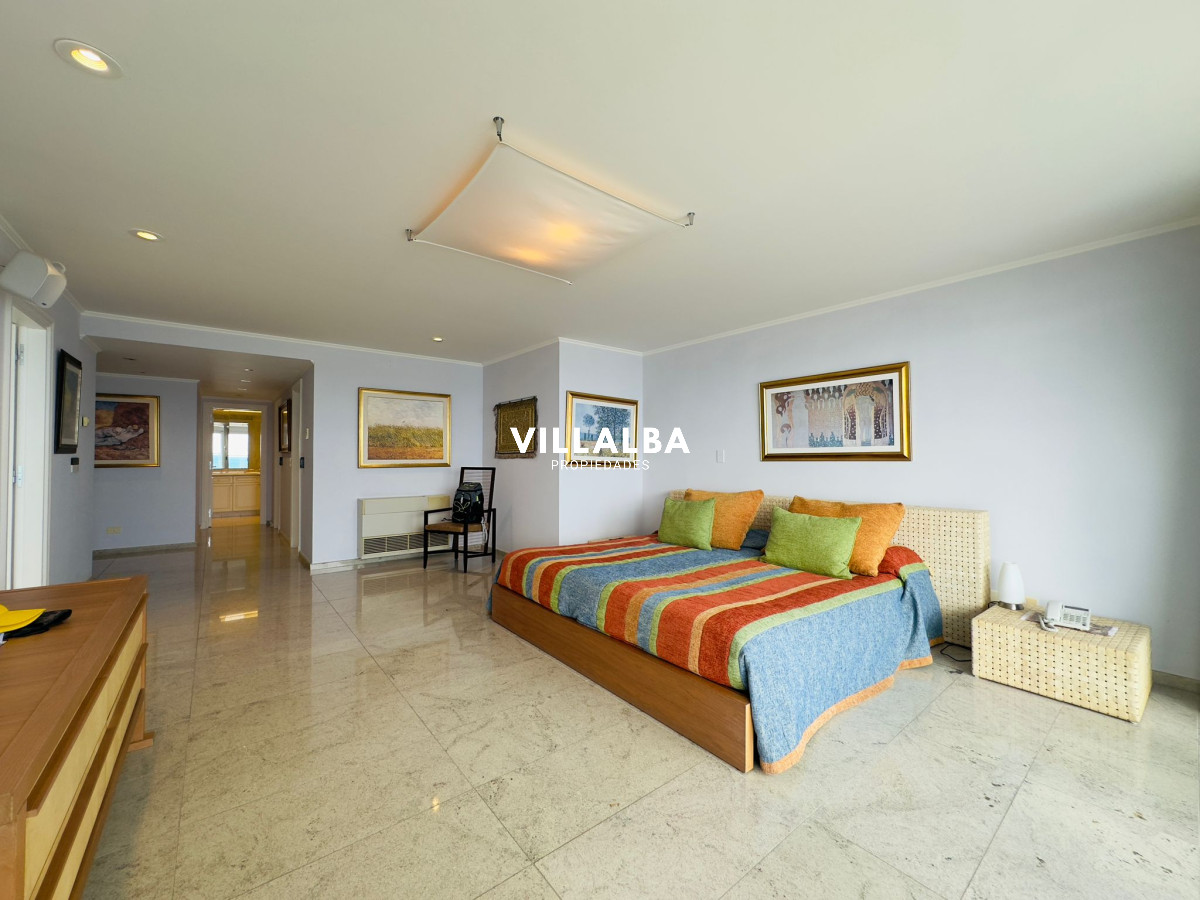 Apartamento ID.3842 - Apartamento en VENTA, 3 dormitorios en suite, Primera linea de la playa mansa.