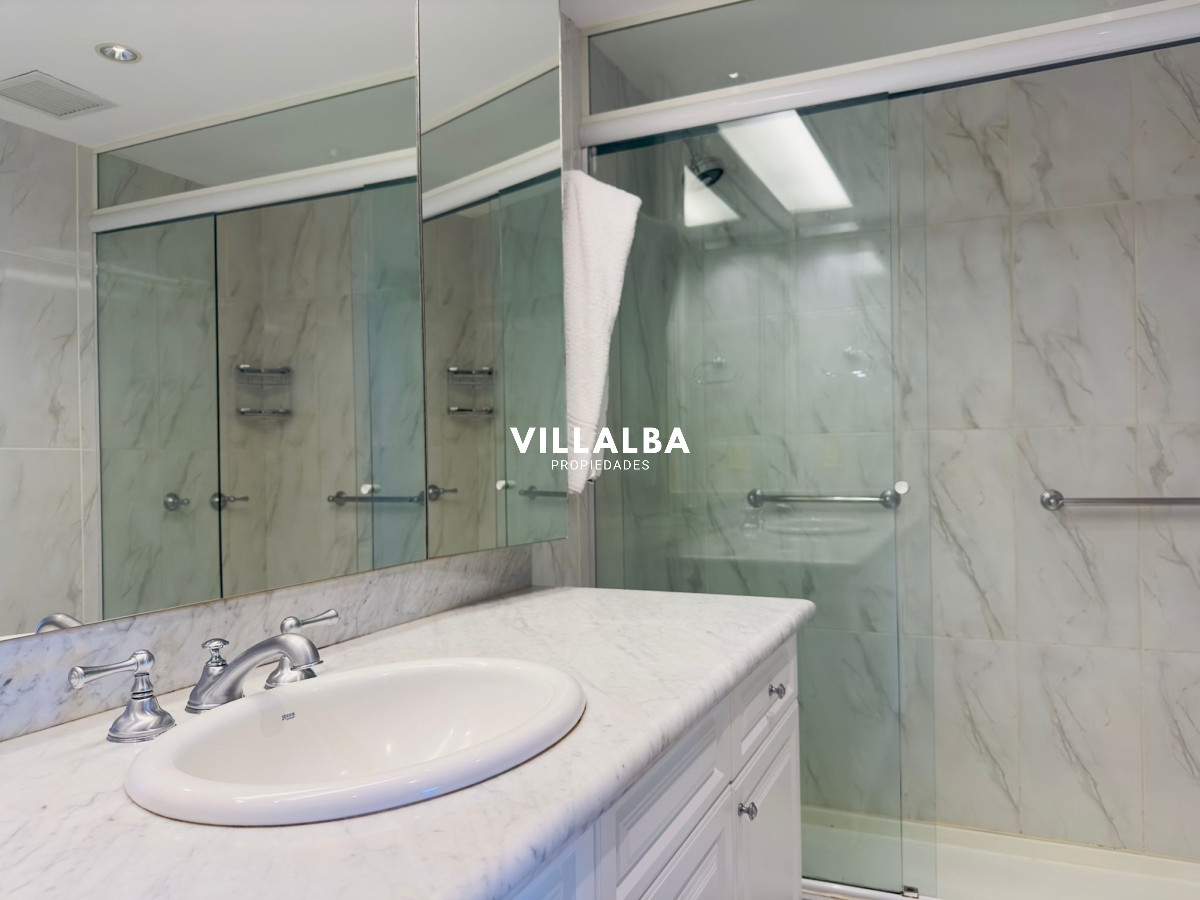 Apartamento ID.3842 - Apartamento en VENTA, 3 dormitorios en suite, Primera linea de la playa mansa.