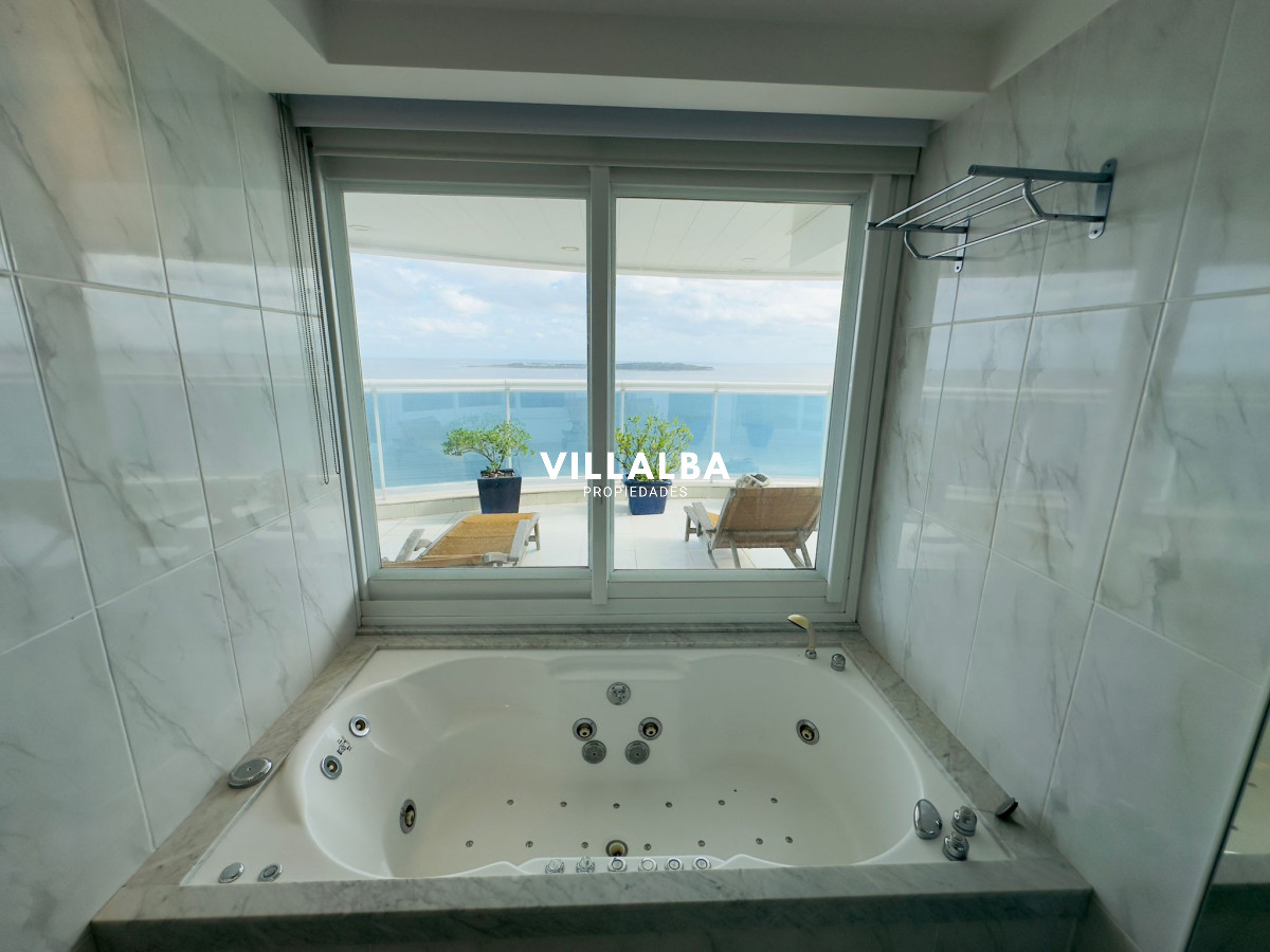 Apartamento ID.3842 - Apartamento en VENTA, 3 dormitorios en suite, Primera linea de la playa mansa.