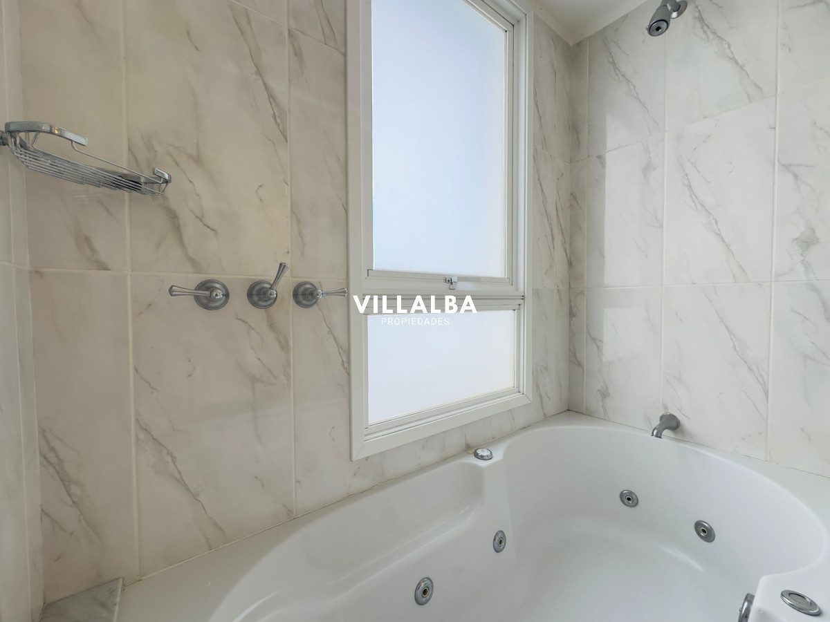 Apartamento ID.3842 - Apartamento en VENTA, 3 dormitorios en suite, Primera linea de la playa mansa.