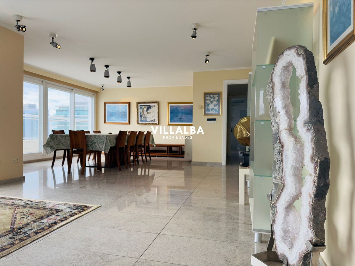 Apartamento ID.3842 - Apartamento en VENTA, 3 dormitorios en suite, Primera linea de la playa mansa.