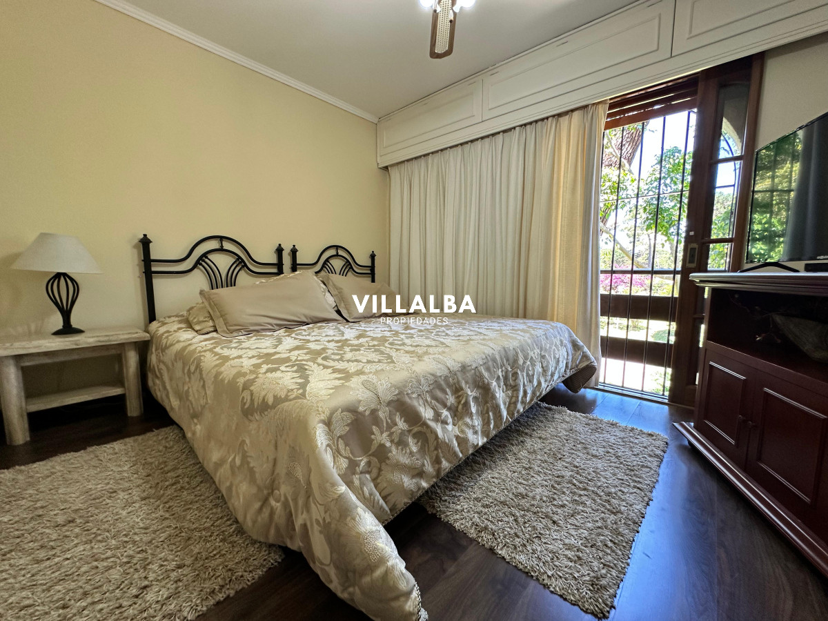 Apartamento ID.3571 - Admirable casa en venta de 4 dorm. y dep. de servicio en Punta del Este