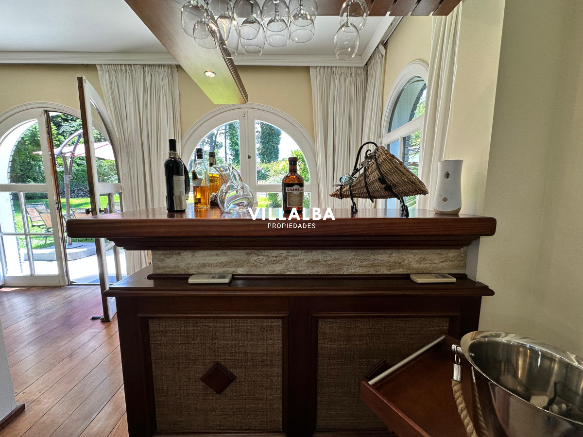 Apartamento ID.3571 - Admirable casa en venta de 4 dorm. y dep. de servicio en Punta del Este