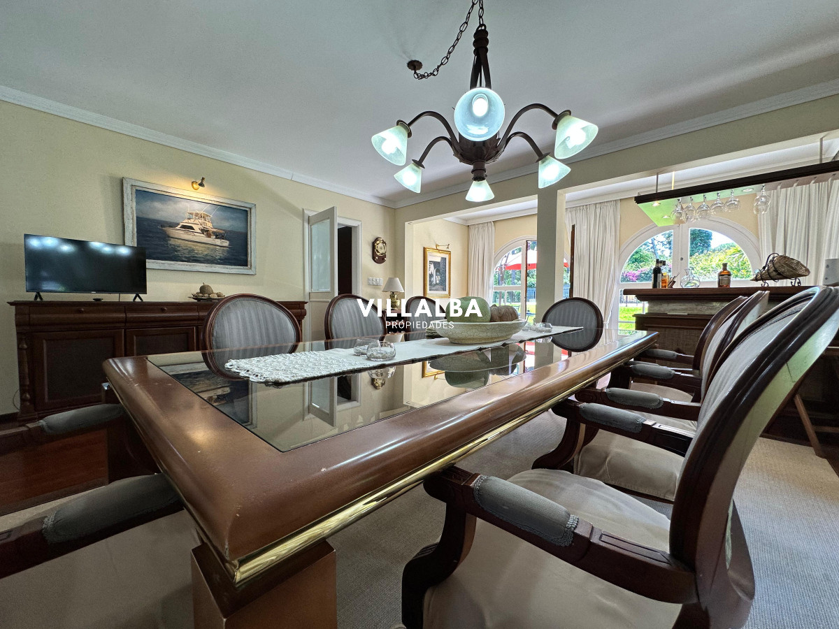 Apartamento ID.3571 - Admirable casa en venta de 4 dorm. y dep. de servicio en Punta del Este