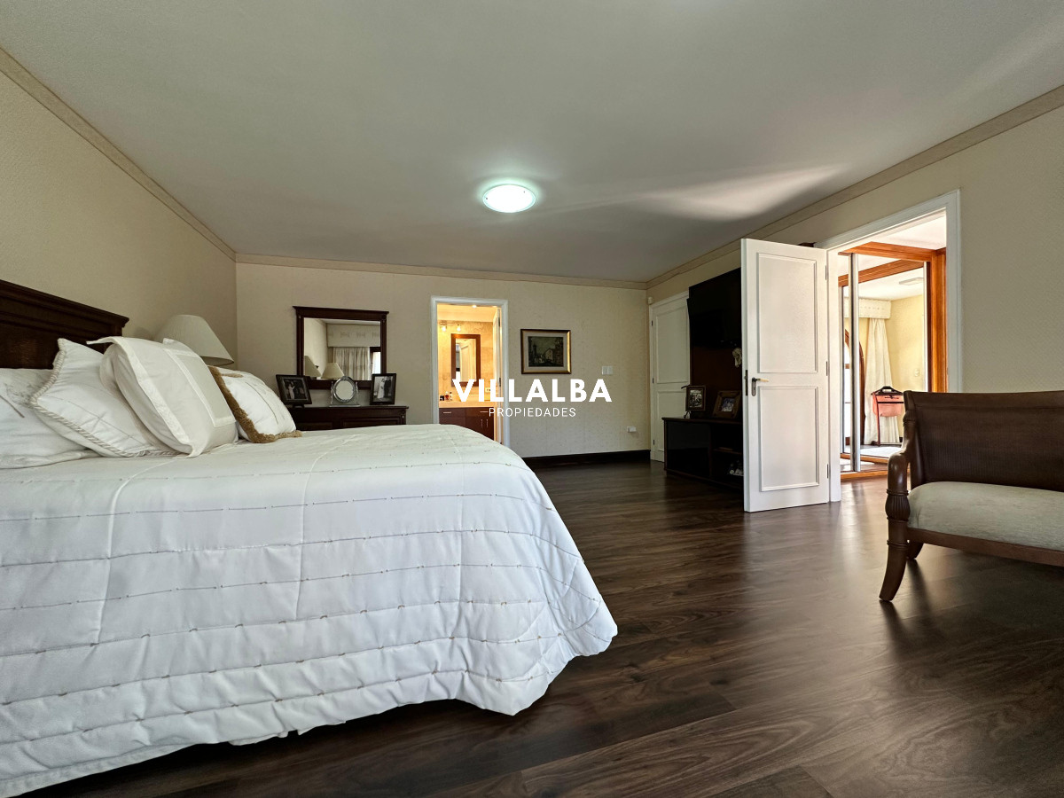 Apartamento ID.3571 - Admirable casa en venta de 4 dorm. y dep. de servicio en Punta del Este