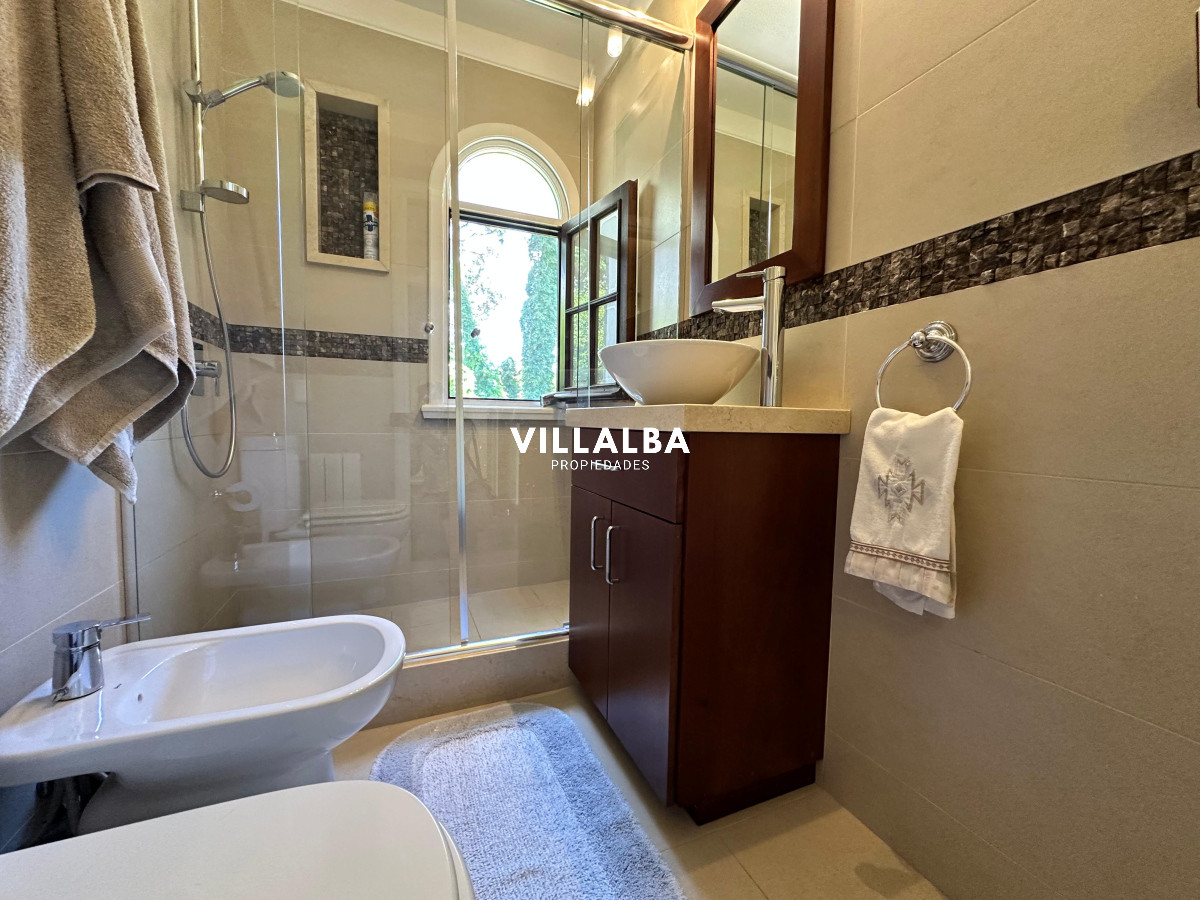 Apartamento ID.3571 - Admirable casa en venta de 4 dorm. y dep. de servicio en Punta del Este