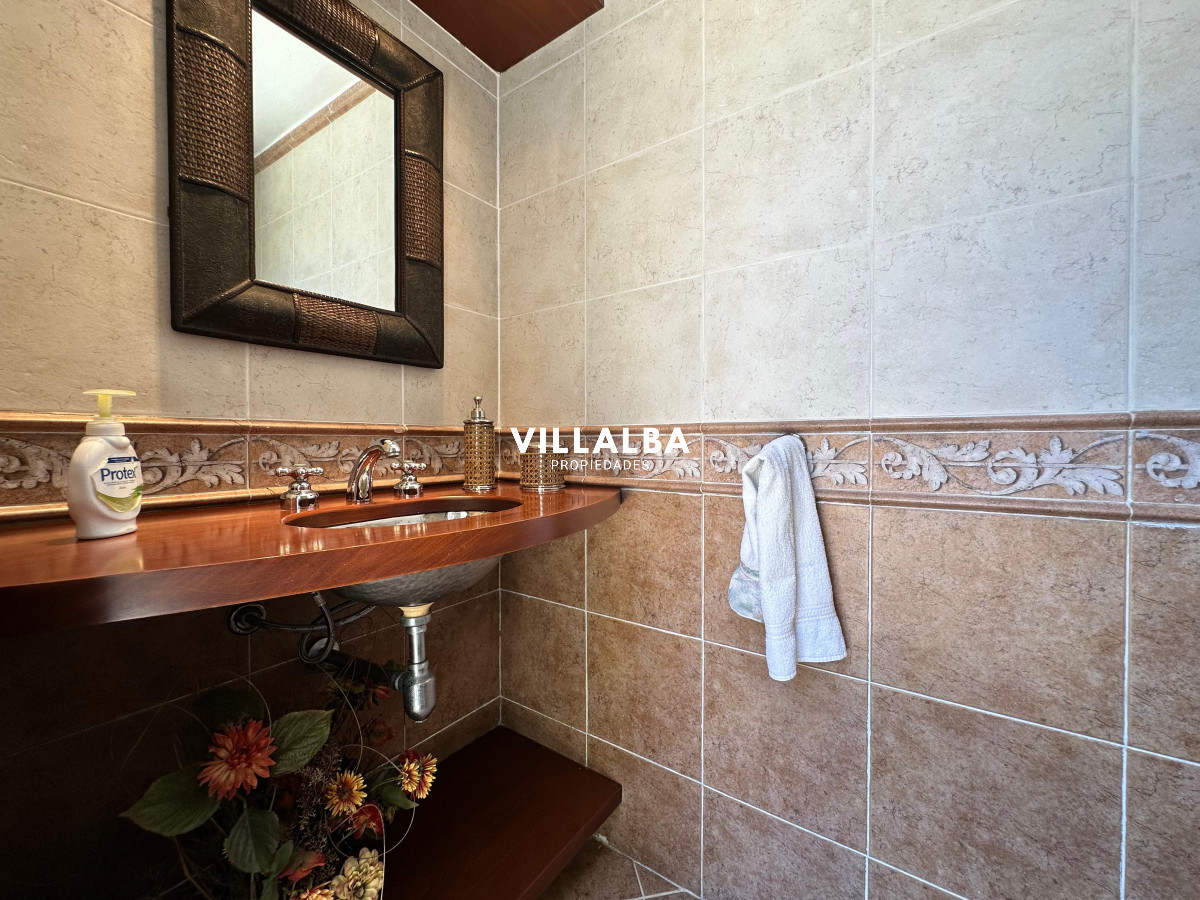 Apartamento ID.3571 - Admirable casa en venta de 4 dorm. y dep. de servicio en Punta del Este