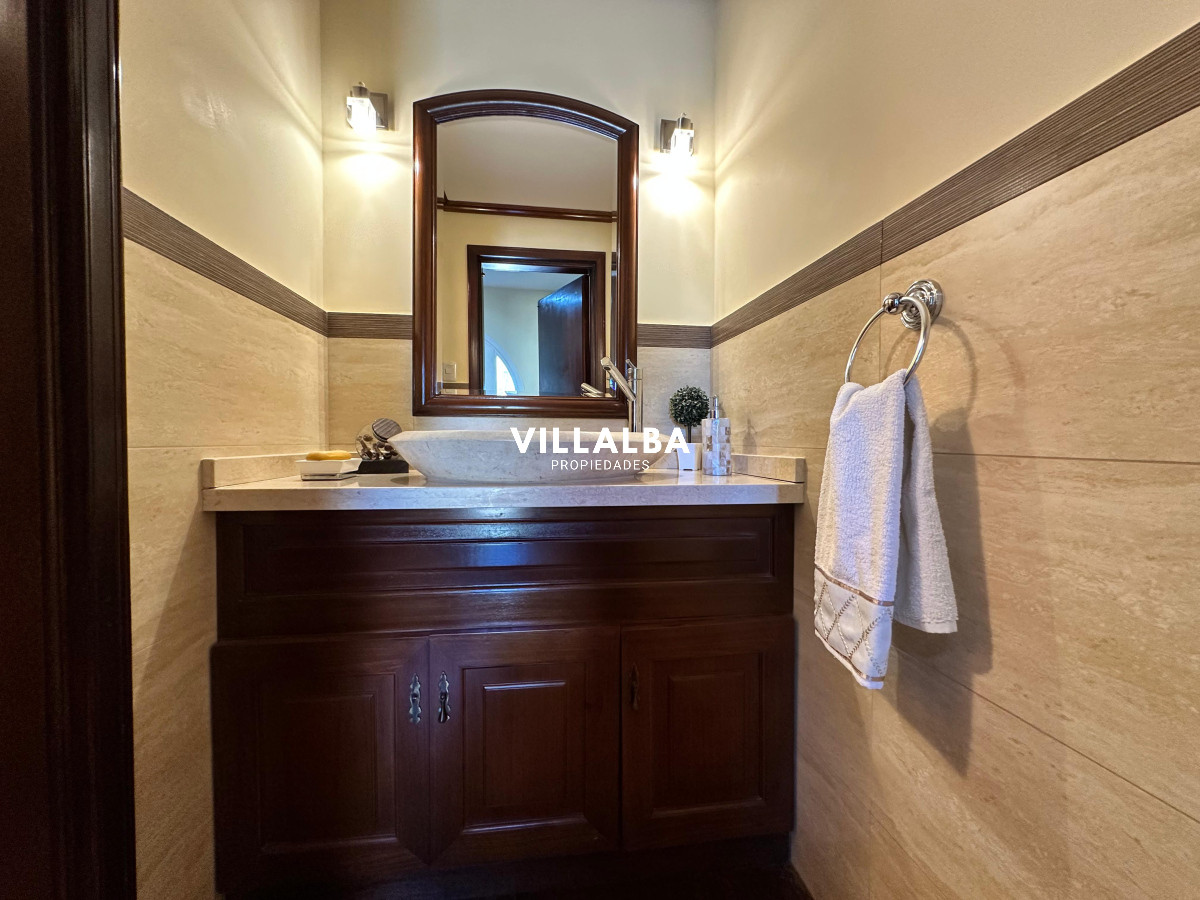 Apartamento ID.3571 - Admirable casa en venta de 4 dorm. y dep. de servicio en Punta del Este