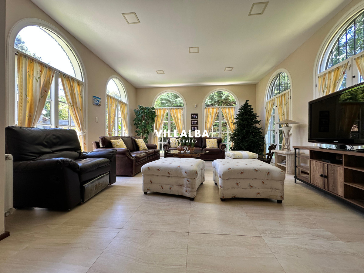 Apartamento ID.3571 - Admirable casa en venta de 4 dorm. y dep. de servicio en Punta del Este