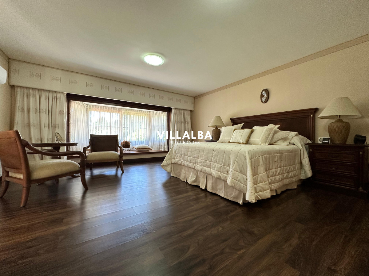 Apartamento ID.3571 - Admirable casa en venta de 4 dorm. y dep. de servicio en Punta del Este