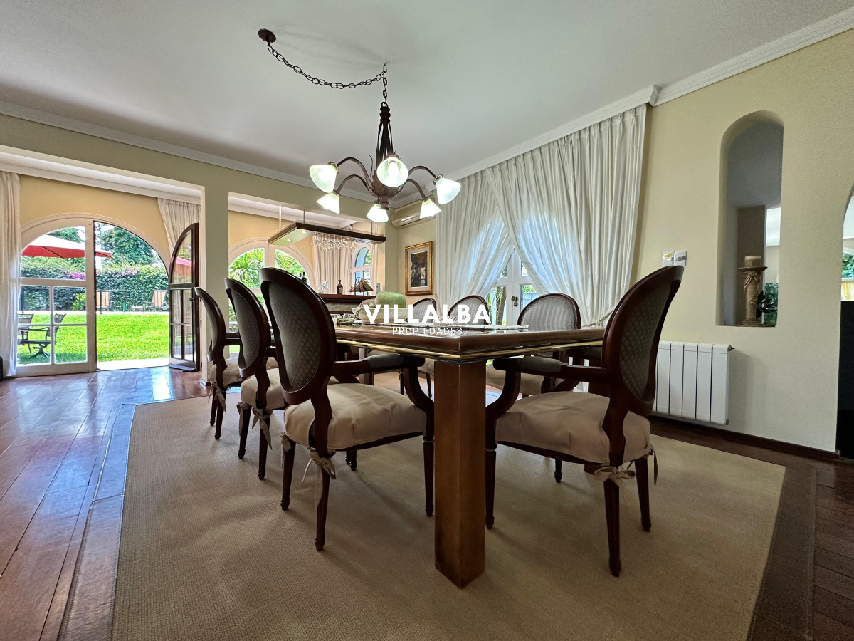 Apartamento ID.3571 - Admirable casa en venta de 4 dorm. y dep. de servicio en Punta del Este