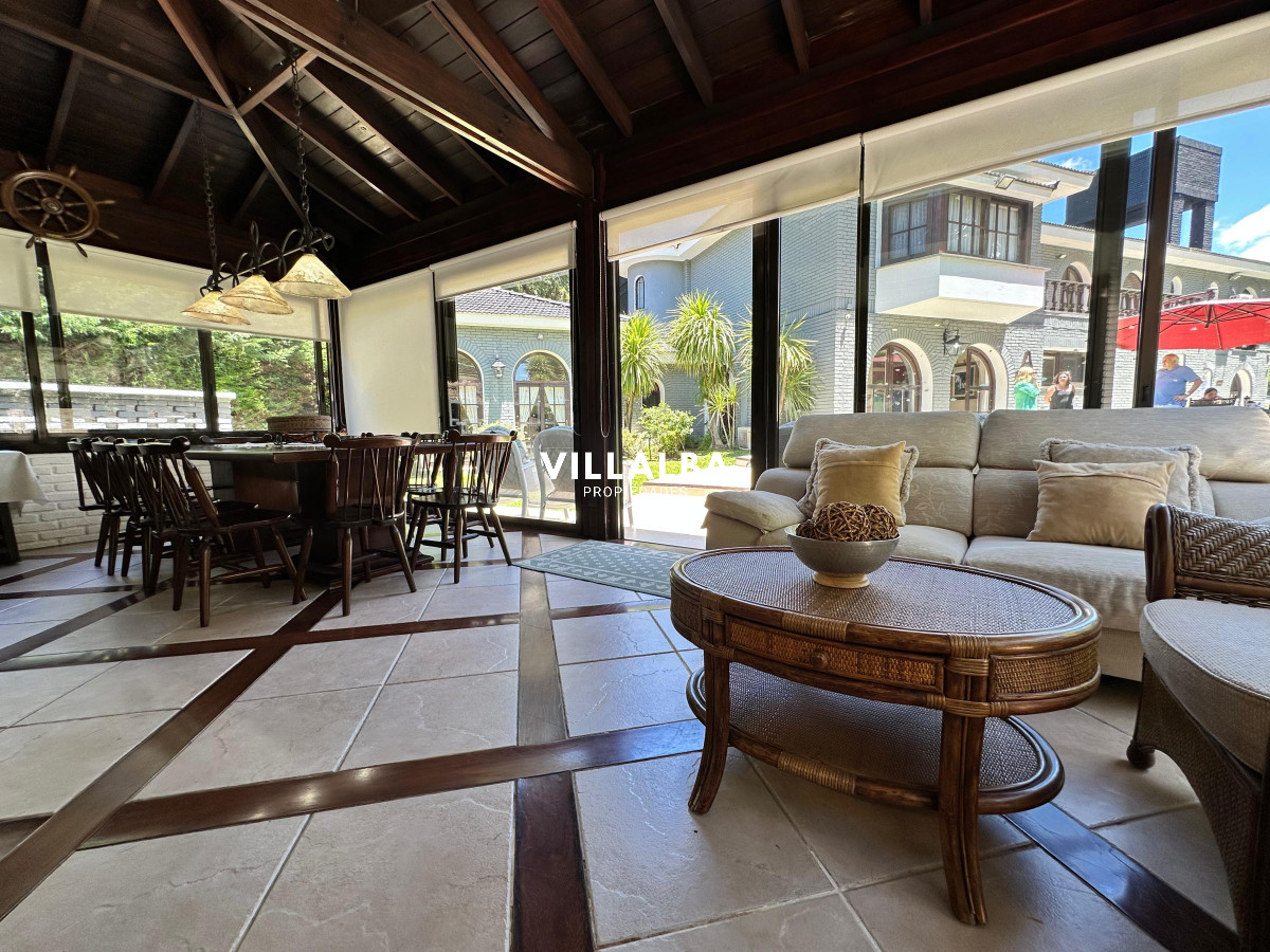 Apartamento ID.3571 - Admirable casa en venta de 4 dorm. y dep. de servicio en Punta del Este