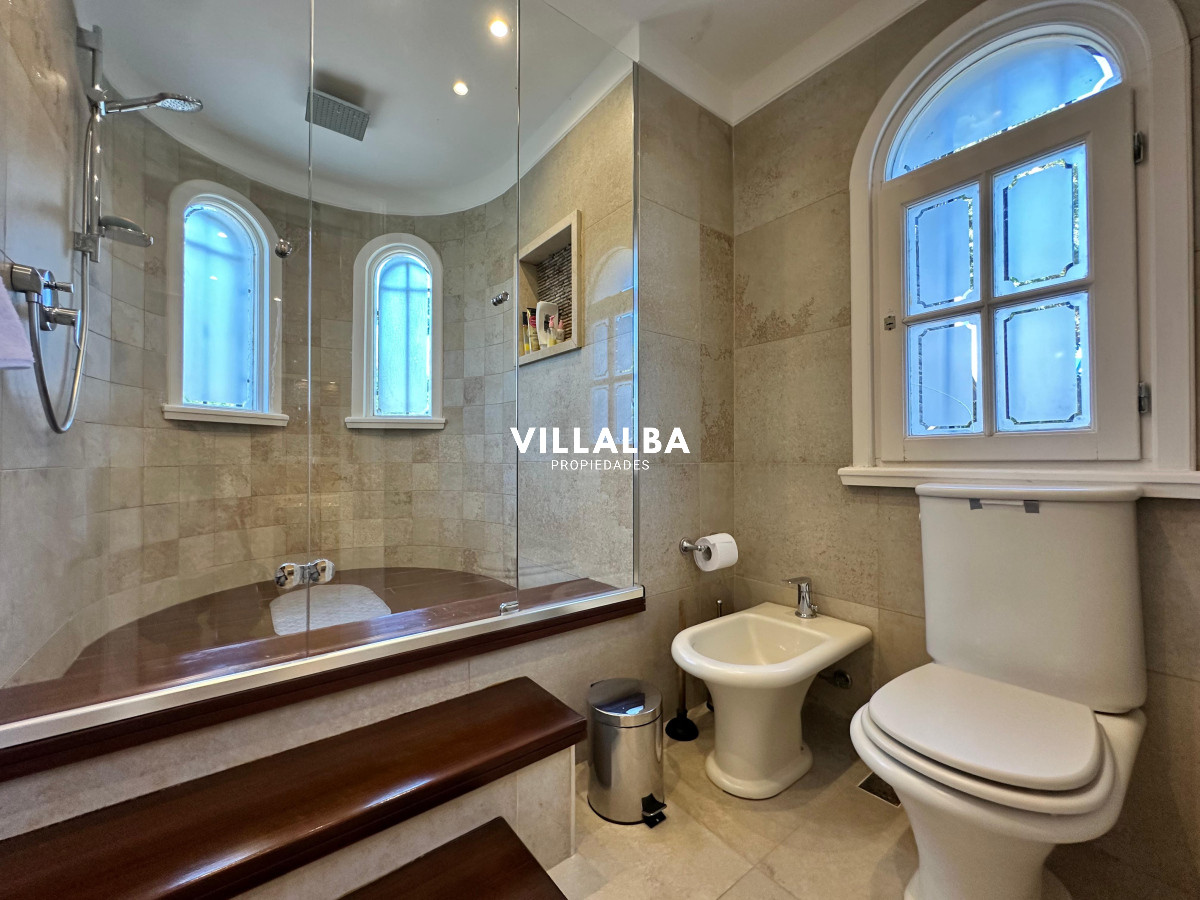 Apartamento ID.3571 - Admirable casa en venta de 4 dorm. y dep. de servicio en Punta del Este