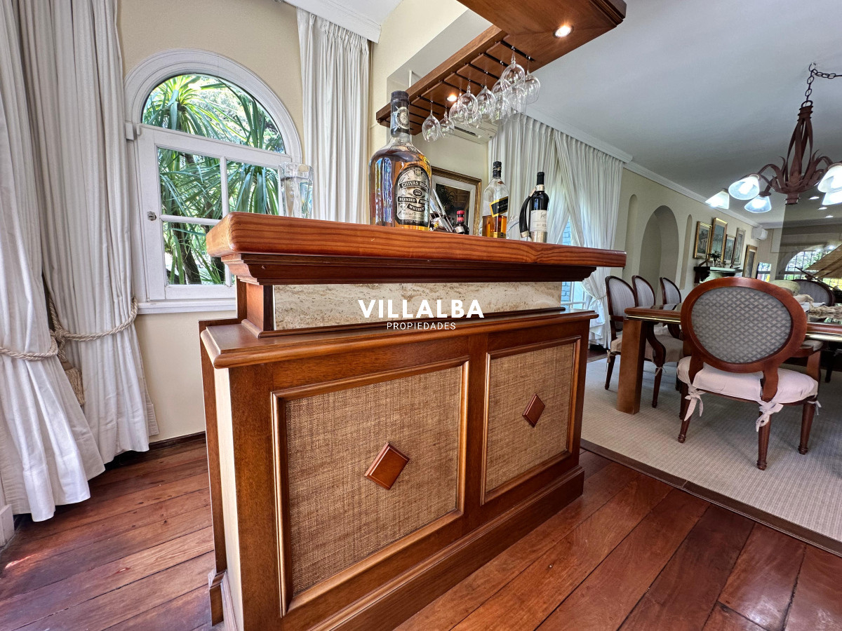 Apartamento ID.3571 - Admirable casa en venta de 4 dorm. y dep. de servicio en Punta del Este