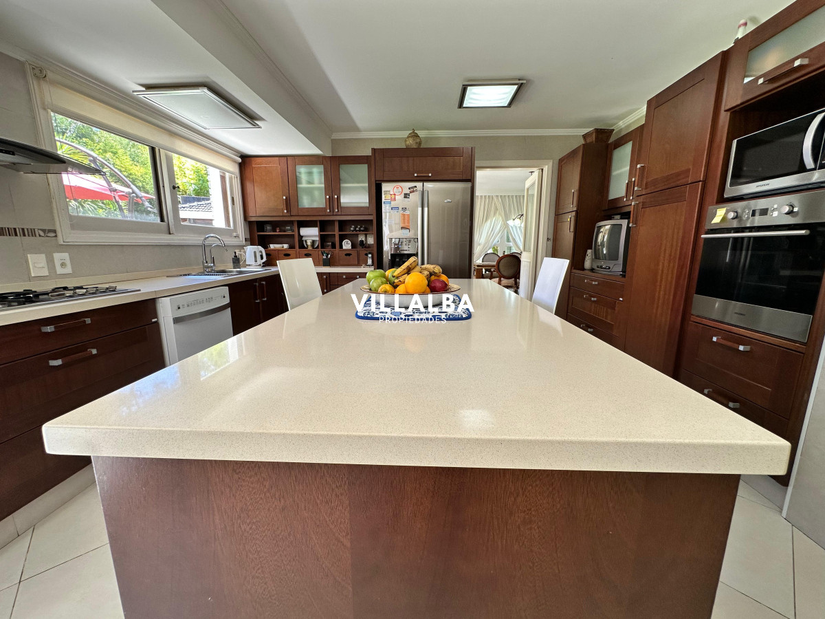 Apartamento ID.3571 - Admirable casa en venta de 4 dorm. y dep. de servicio en Punta del Este