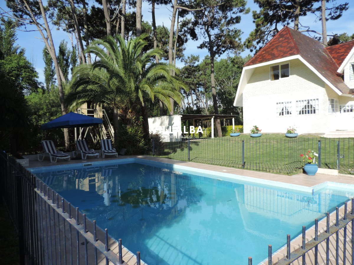 Casa ID.3581 - VENDO CASA DE 5 DORMITORIOS EN PUNTA DEL ESTE