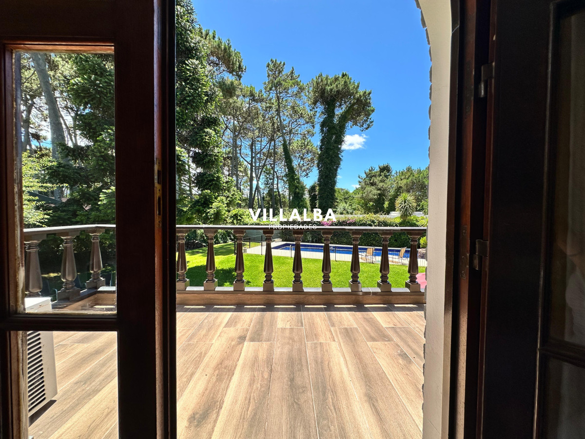 Apartamento ID.3571 - Admirable casa en venta de 4 dorm. y dep. de servicio en Punta del Este