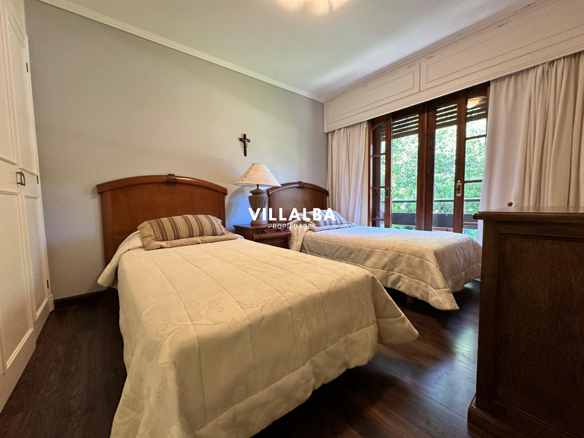 Apartamento ID.3571 - Admirable casa en venta de 4 dorm. y dep. de servicio en Punta del Este