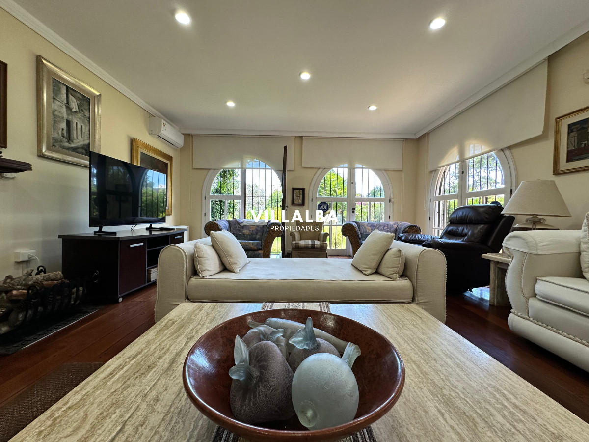 Apartamento ID.3571 - Admirable casa en venta de 4 dorm. y dep. de servicio en Punta del Este