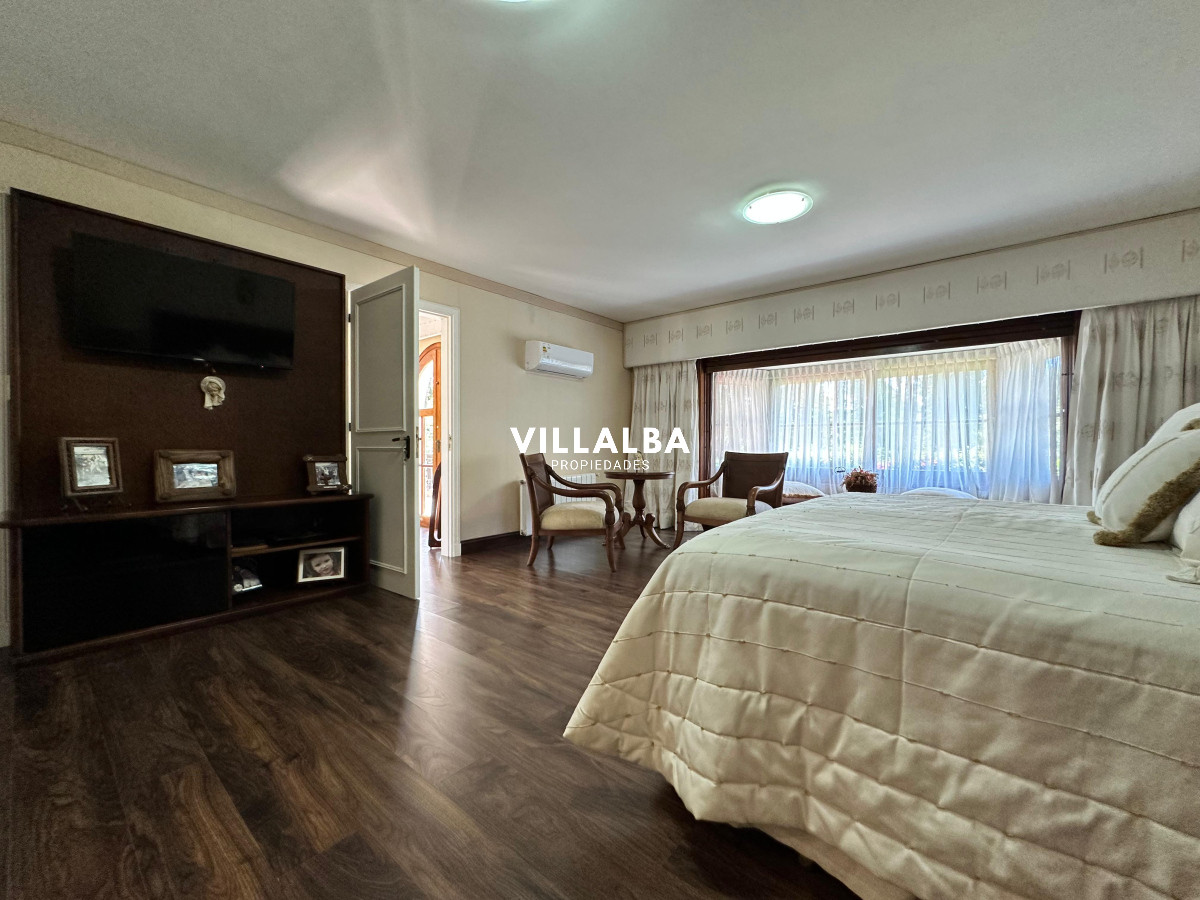 Apartamento ID.3571 - Admirable casa en venta de 4 dorm. y dep. de servicio en Punta del Este