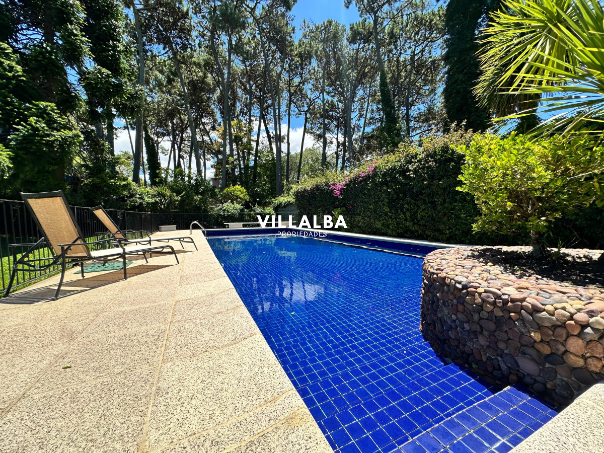 Apartamento ID.3571 - Admirable casa en venta de 4 dorm. y dep. de servicio en Punta del Este