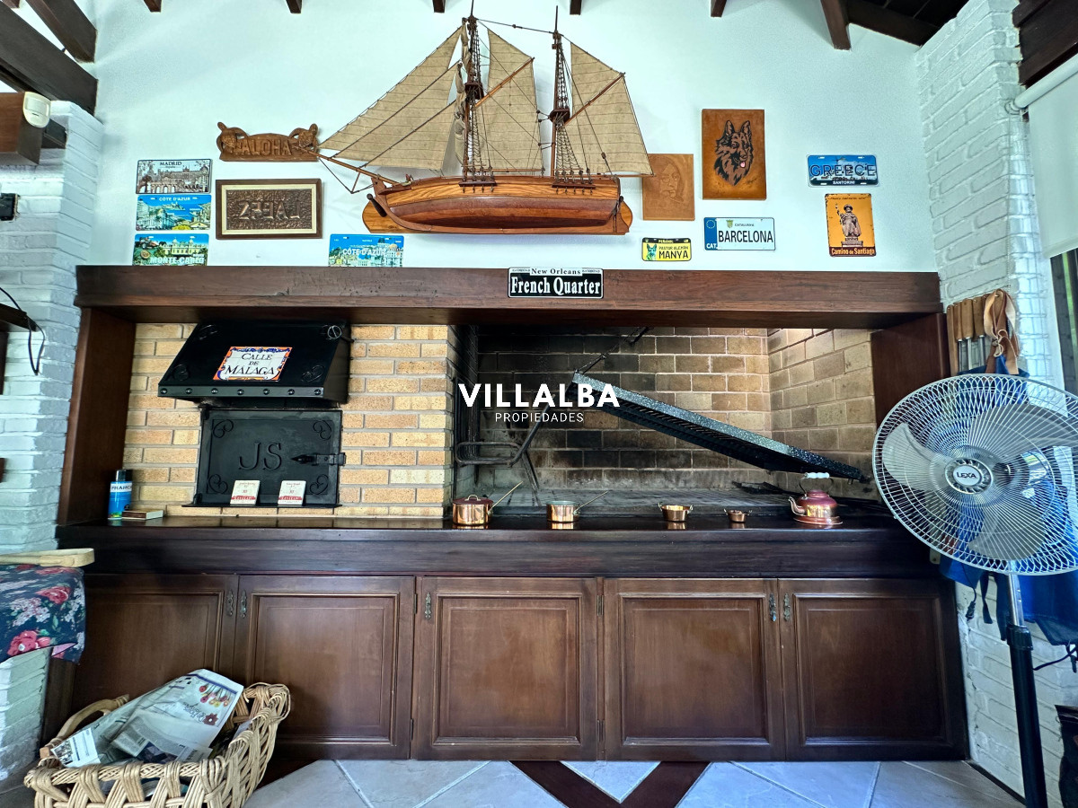 Apartamento ID.3571 - Admirable casa en venta de 4 dorm. y dep. de servicio en Punta del Este