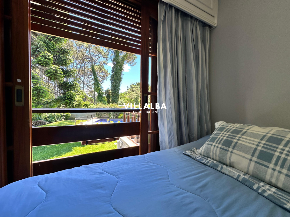 Apartamento ID.3571 - Admirable casa en venta de 4 dorm. y dep. de servicio en Punta del Este