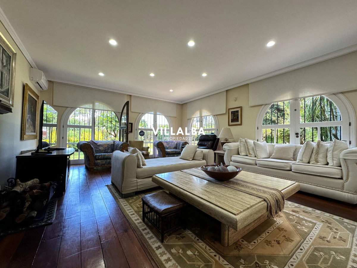 Apartamento ID.3571 - Admirable casa en venta de 4 dorm. y dep. de servicio en Punta del Este