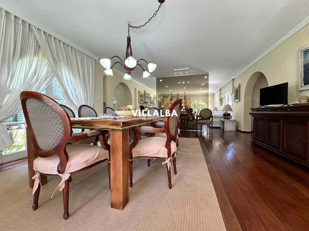 Apartamento ID.3571 - Admirable casa en venta de 4 dorm. y dep. de servicio en Punta del Este