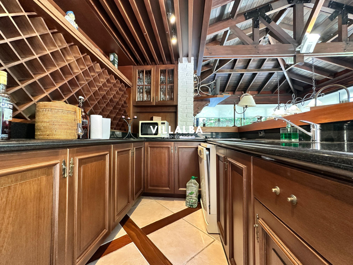 Apartamento ID.3571 - Admirable casa en venta de 4 dorm. y dep. de servicio en Punta del Este